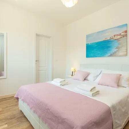 アパート Holiday Apartments Dubrovnik